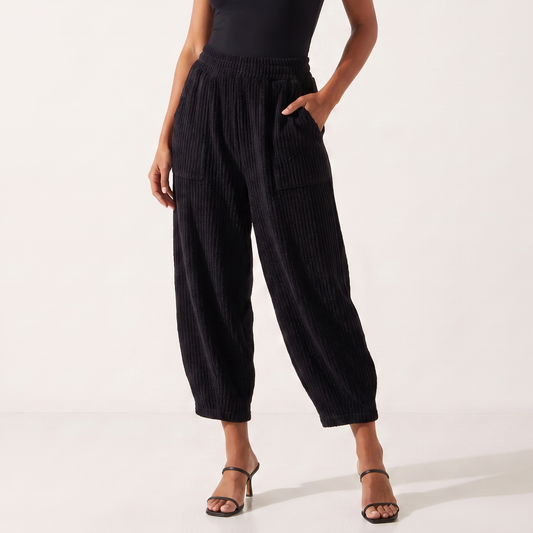 Black - waist down detail