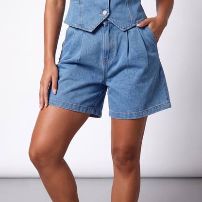 High-waist pleated denim shorts detail, Blue