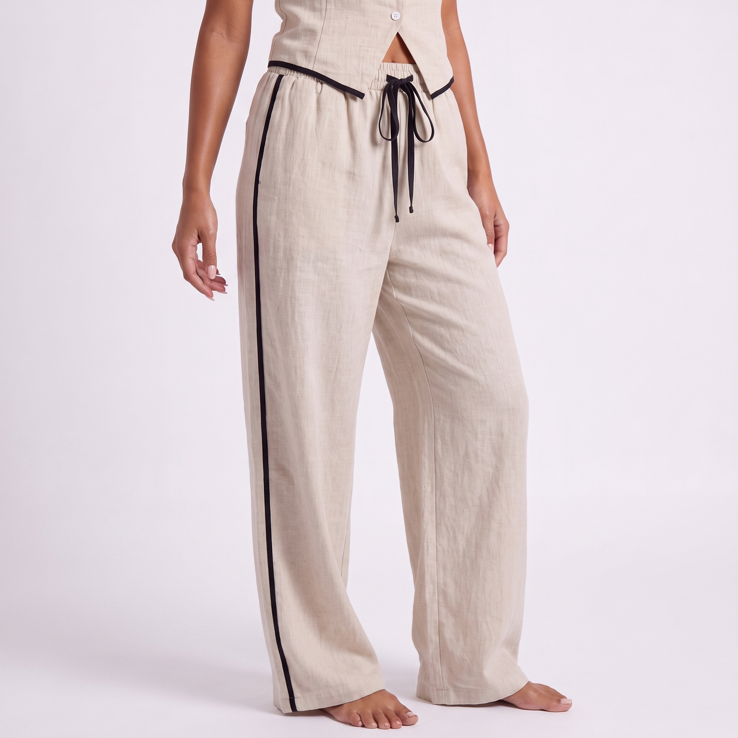 Trousers detail, black side stripe and drawstring